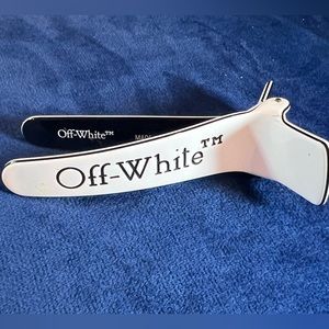 Off-White Clip